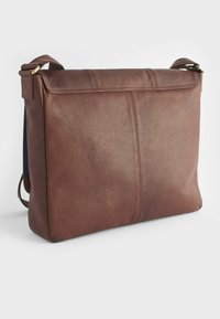 Bolso mensajero de cuero marrón con forma rectangular plana, textura suave, detalles de costura sutiles y una sola correa ajustable.
