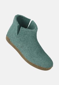 Zielone filcowe botki za kostkę z teksturowaną powierzchnią, zaokrąglonymi noskami i wycięciem przy kostce. Brązowa gumowa podeszwa z detalami szwu.