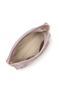 Interno della borsa in pelle rosa con una texture liscia, dotato di un scomparto centrale e due tasche con zip. Accenti di hardware in oro.
