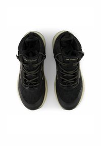 Zapatos de senderismo negros con parte superior de malla, acentos beige y suelas de goma duraderas. Presentan cordones texturizados y marca en la lengüeta.