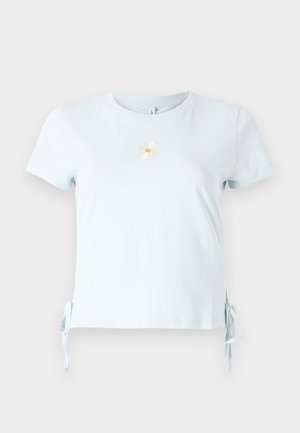 Világoskék pamut póló rövid ujjakkal, oldalsó megkötőkkel és hímzett százszorszép mintával, alatta a "Mosoly" felirattal.