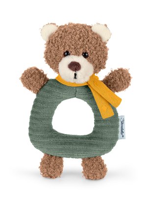 Brauner, teddybärförmiger Beißring mit einem grünen, texturierten Körper und gelbem Schal. Verfügt über fuzzy Ohren und eine Nase, mit einem hohlen Zentrum für besseren Griff.