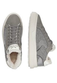 Zapatillas grises con una combinación de materiales lisos y texturizados, un forro interior suave y una suela de goma estriada con un patrón sutil.