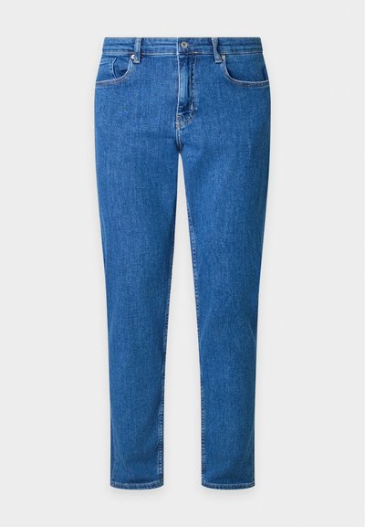 Jean en denim bleu à jambes droites avec poches avant, passants de ceinture et fermeture par bouton, posé à plat sur un fond neutre.