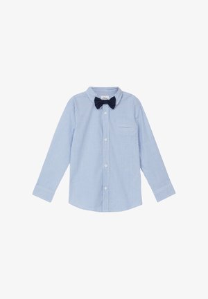 Svijetloplava i bijela prugasta košulja dugih rukava s kragnom na dugme, koja ima mornarsko plavi leptir mašnu i prednji džep.