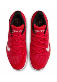 Scarpe sportive rosse con tomaia in tessuto texturizzato, logo bianco, sei fori per i lacci e interno nero. Suola in gomma con motivo di battistrada distintivo.