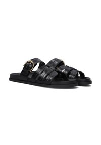 Zwarte sandalen van geëmbosseerd materiaal, met brede banden en een metalen gesp, platte zool en een gestructureerd oppervlak.