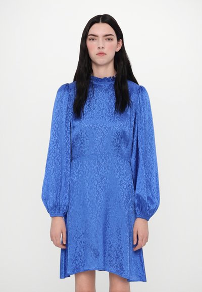 Mėlyna suknelė su struktūruotu raštu, ilgomis pūstomis rankovėmis, aukštu rauktu kaklu ir aptemptu bodžiu, krintanti į platų apačią.