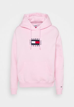 Vaaleanpunainen huppari, jossa etutasku, kiristysnyörit hupussa ja rinnan kohdalla tummansininen, punainen ja valkoinen kirjailtu Tommy Jeans -logo.