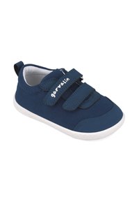 Zapatilla de lona azul con dos correas de velcro, suela de goma blanca, puntera redondeada y detalles cosidos. Nombre de la marca impreso en el lateral.