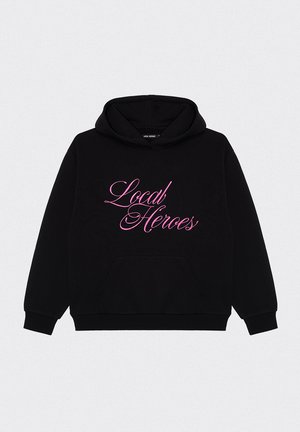 Czarna bluza z kapturem wykonana z miękkiego materiału, z przednią kieszenią i sznurkiem do regulacji kaptura. Na przodzie nadrukowany różowy napis "Local Heroes" w stylu pisma odręcznego.