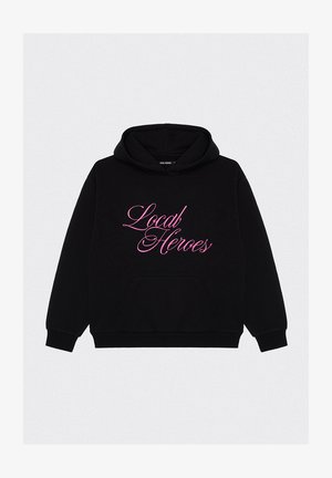 Czarna bluza z kapturem wykonana z miękkiego materiału, z przednią kieszenią i sznurkiem do regulacji kaptura. Na przodzie nadrukowany różowy napis "Local Heroes" w stylu pisma odręcznego.