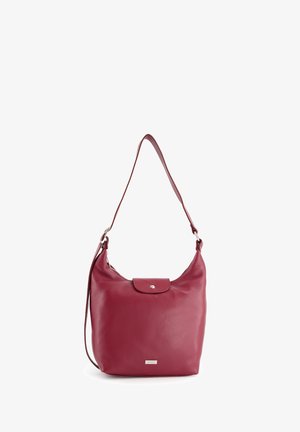 Rote Leder-Umhängetasche mit strukturiertem Finish, Verschlussklappe oben und verstellbarem Tragegurt. Verfügt über ein dezentes Metall-Logo auf der Vorderseite.