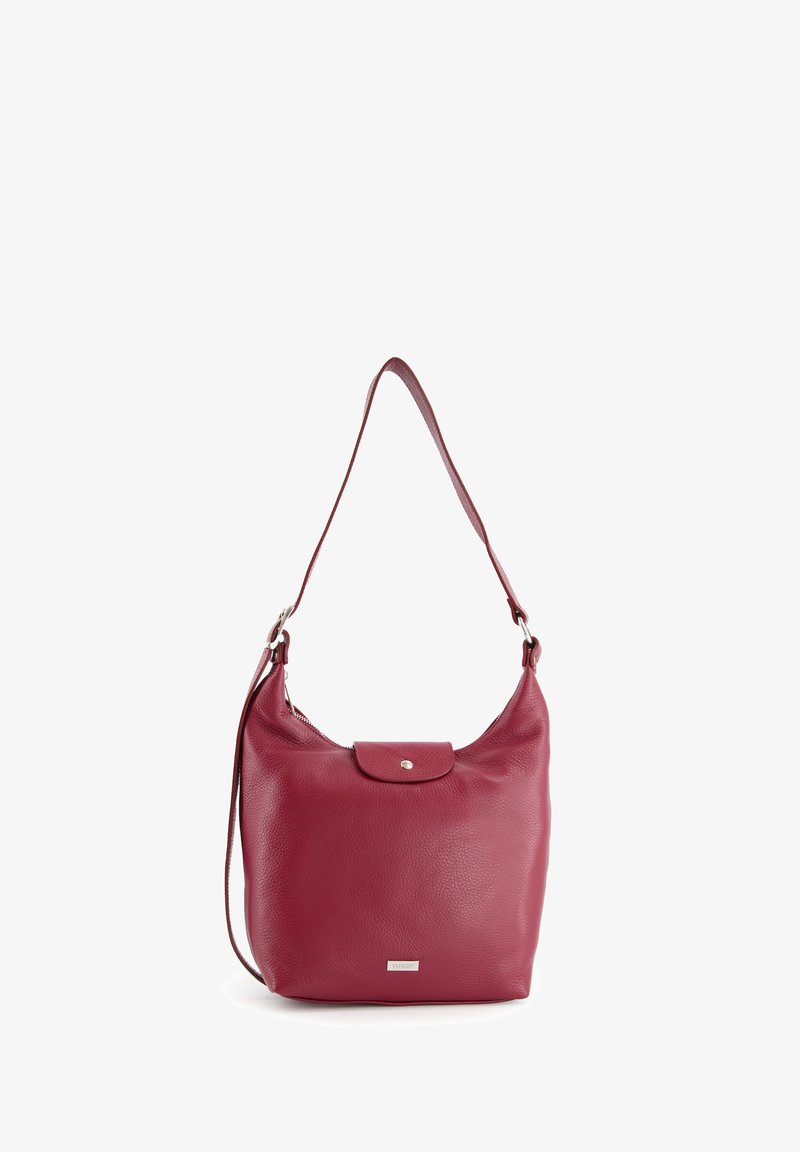 Rote Leder-Umhängetasche mit strukturiertem Finish, Verschlussklappe oben und verstellbarem Tragegurt. Verfügt über ein dezentes Metall-Logo auf der Vorderseite.