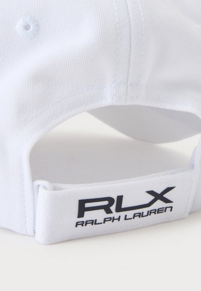 Casquette de baseball blanche vue de dos avec une sangle réglable affichant le texte du logo RLX Ralph Lauren en noir.