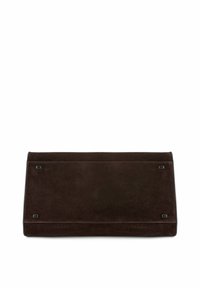 Suede clutch bag gelap berwarna cokelat persegi panjang dengan empat paku logam kecil berbentuk kotak di bagian flap depan, diletakkan di atas latar belakang putih.