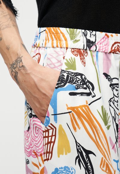 Λευκό παντελόνι από ύφασμα με πολύχρωμο, αφηρημένο σχέδιο. Ελαστική μέση, ορατή πλαϊνή τσέπη και υφή με ποικίλα μοτίβα.