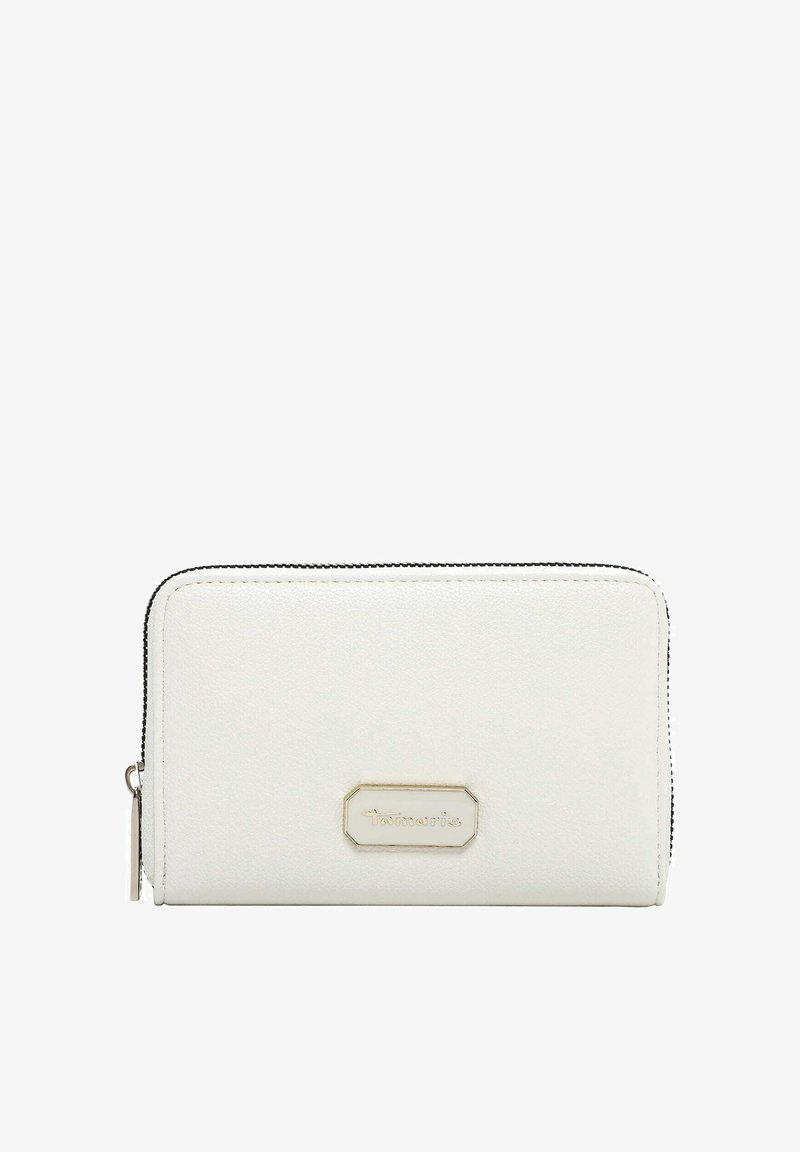 Cartera de cuero sintético blanco con cremallera negra, herrajes dorados y placa de logo en relieve. Forma rectangular con textura suave.