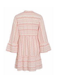 Robe imprimée en tissu léger avec un motif géométrique rouge et blanc. Manches évasées et taille froncée avec un ourlet à volants.
