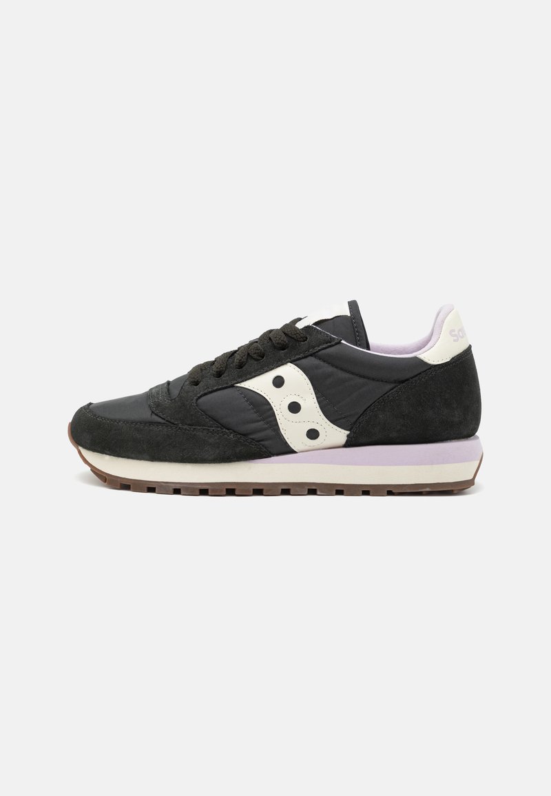 Sorte og grå joggesko med en kombinasjon av semsket skinn og nylon, med en hvit logo, en lillafarget mellomsåle, og runde snører. Flat gummisåle.