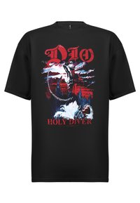 Camiseta de algodón negra con una impresión gráfica que muestra una escena de fantasía. Los colores incluyen rojo, blanco y azul con el texto "DIO HOLY DIVER".