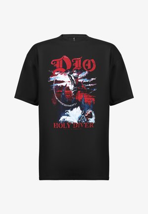 Černé bavlněné tričko s grafickým potiskem znázorňujícím fantastickou scénu. Barvy zahrnují červenou, bílou a modrou s textem "DIO HOLY DIVER".