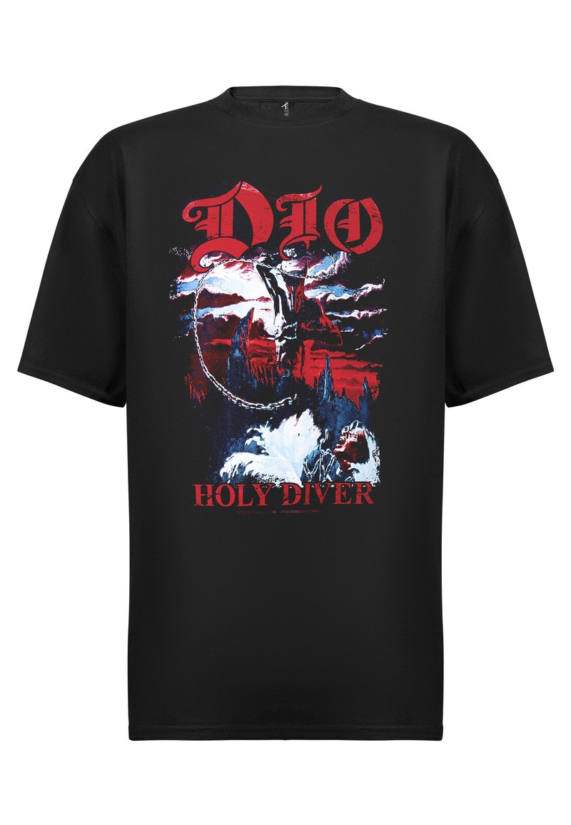 Camiseta de algodón negra con una impresión gráfica que muestra una escena de fantasía. Los colores incluyen rojo, blanco y azul con el texto "DIO HOLY DIVER".