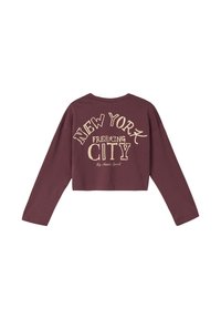 Bordeaux cropped sweatshirt met lange mouwen en de tekst "NEW YORK FREAKING CITY" in crèmekleur op de achterkant. Zachte stof met een ontspannen pasvorm.