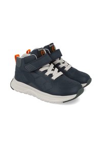 Zapatillas de caña media en color marino con superficie texturizada, detalles en gris, cordones blancos y una correa de velcro ajustable. Suela de goma, acolchada para mayor comodidad.