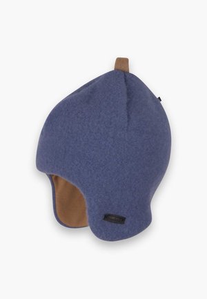Blauer Fleecehut mit Ohrenklappen, ausgestattet mit einem braunen Innenfutter und einem kleinen Etikett. Abgerundete Oberseite mit einem spitzen Akzent für ein einzigartiges Design.