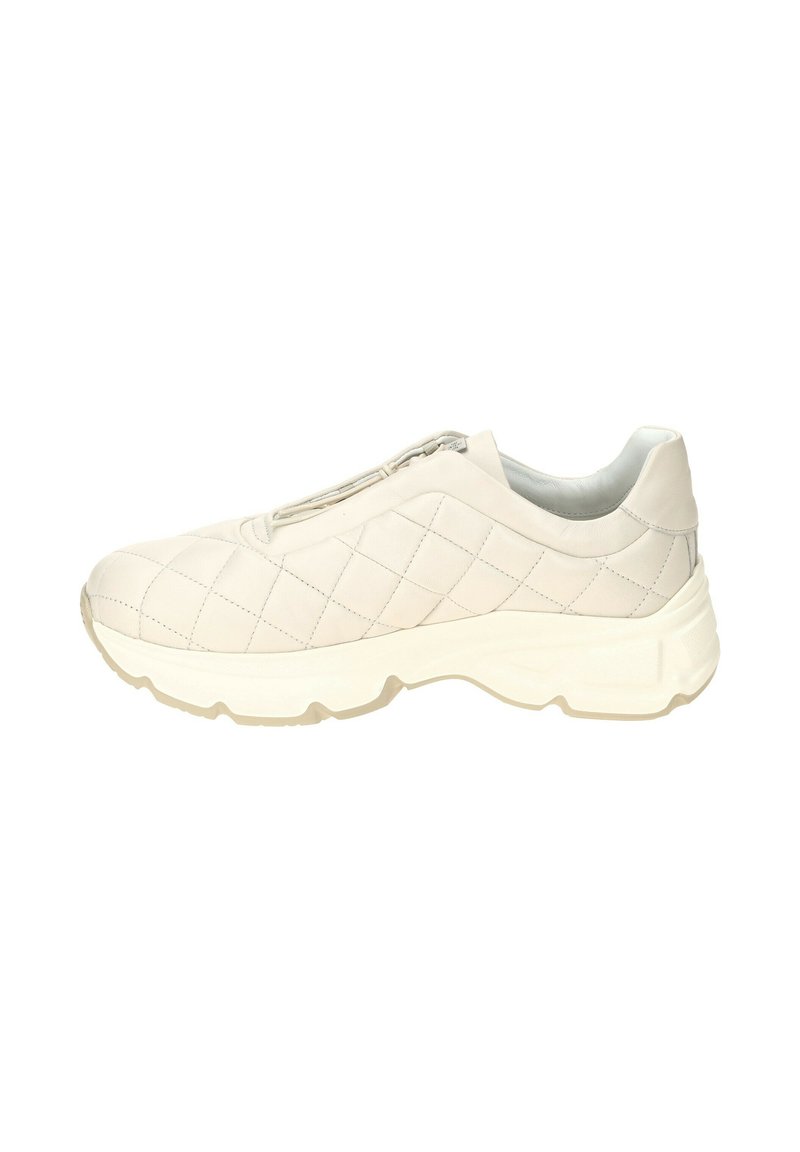Weiße, gesteppte Slip-On Sneakers mit strukturiertem Obermaterial, flacher Gummisohle und silbernem Reißverschlussdetail an der Seite. Verfügt über ein abgerundetes Fußdesign.