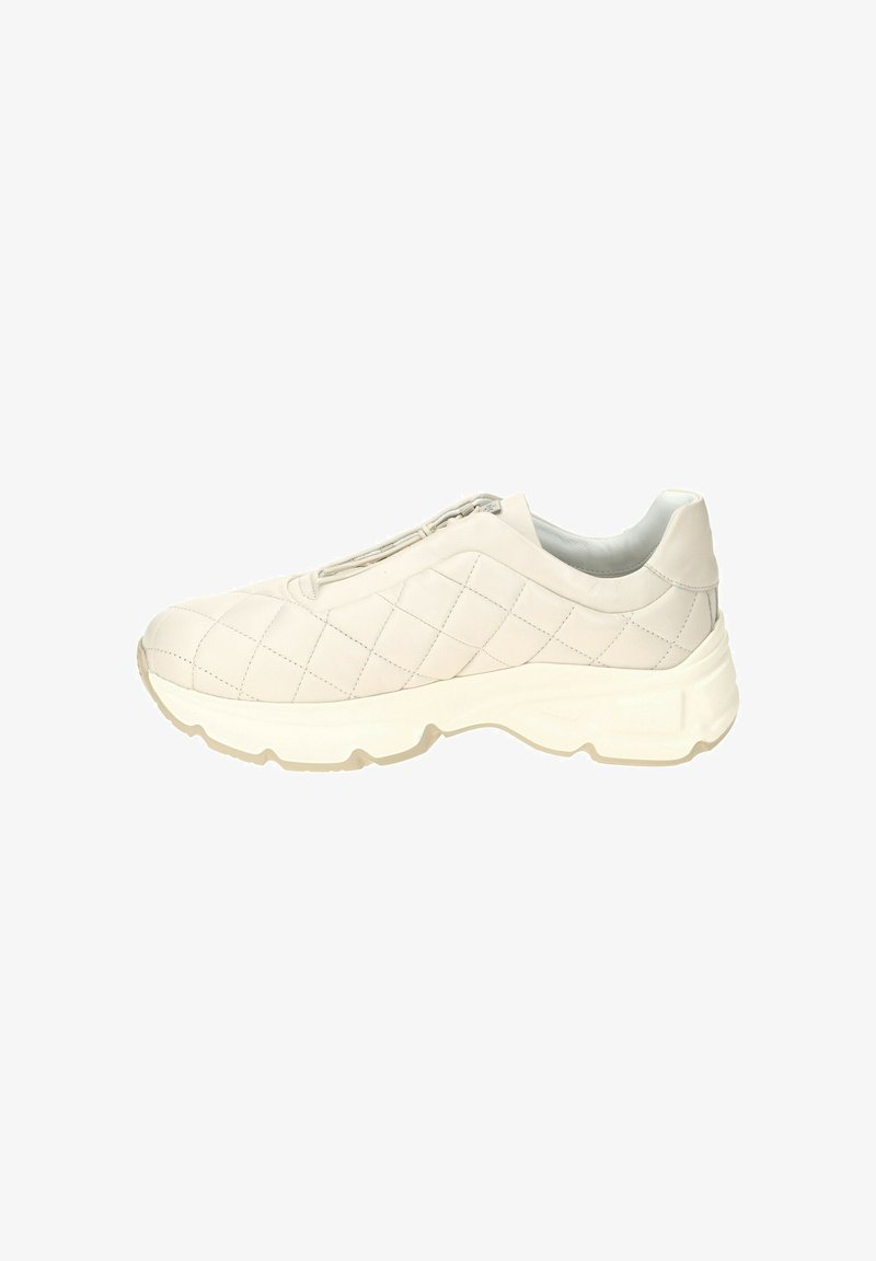 Vit vadderad slip-on sneakers med en strukturerad ovandel, platt gummisulor och silverfärgad dragkedjedetalj på sidan. Har en rund tådesign.
