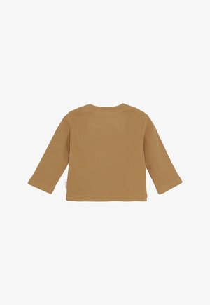 Haut à manches longues en maille côtelée de couleur moutarde. Il présente un col rond et une texture douce. Design simple sans motifs ni accessoires supplémentaires.