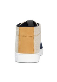 Sneakers w stylu mid-top, z połączeniem szarego filcu, brązowej skóry i granatowego materiału. Biała gumowa podeszwa oraz uchwyt z tyłu ułatwiający zakładanie.