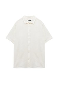 Kortærmet skjorte med krave i off-white med teksturerede blomster mønstre. Har knaplukning foran og afslappet pasform.