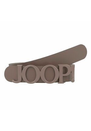 Cintura in pelle color taupe con grandi lettere in rilievo che formano "JOOP!" come fibbia su sfondo bianco.