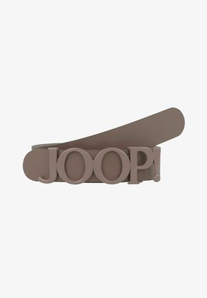 Cintura in pelle color taupe con grandi lettere in rilievo che formano "JOOP!" come fibbia su sfondo bianco.