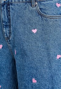 Zizzi MIT HERZEN BESTICKT - Džinsiniai šortai - light b pink heart