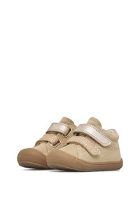 Zapatos para niños pequeños en color beige, hechos de ante, con correas metálicas doradas, suelas de goma, punteras redondas y detalles texturizados en los laterales.