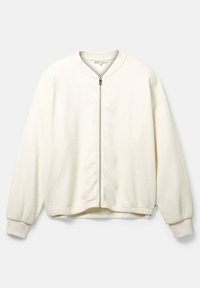 Giacca bomber bianca con texture, apertura a zip, polsini e orlo a coste. Realizzata in un materiale morbido, presenta un collo rotondo e una vestibilità comoda.