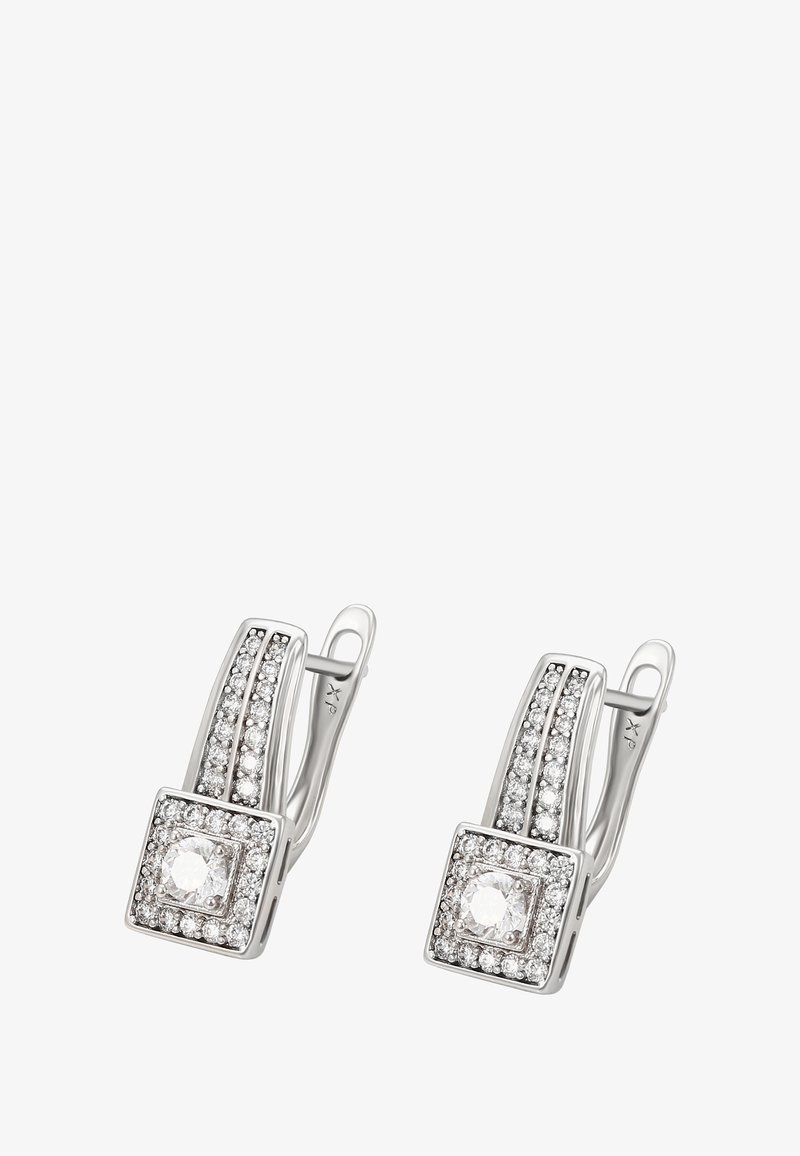 Stříbrné náušnice se čtvercovými osazením, které mají uprostřed kulaté čiré drahokamy obklopené menšími kameny a dvěma řadami kamenů na obvodu.