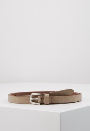 Ceinture en cuir suédé marron clair avec boucle rectangulaire argentée, posée à plat sur une surface blanche avec un fond uni.