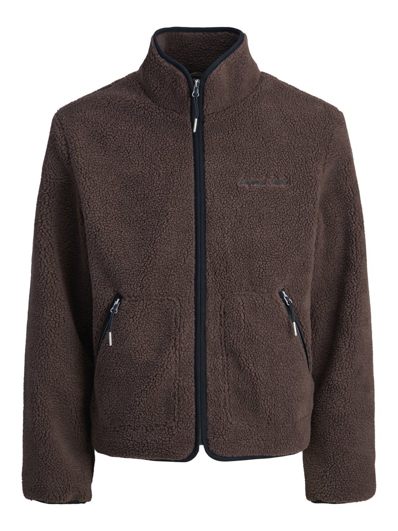 Chaqueta de forro polar marrón con cuello alto, cremallera completa, dos bolsillos con cremallera y ribetes en negro contrastante a lo largo de los bordes. Textura suave en toda la prenda.