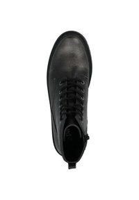 Botín negro con textura suave, puntera redonda, ojetes metálicos y cierre de cordones. Presenta una tapa de tacón brillante en contraste.