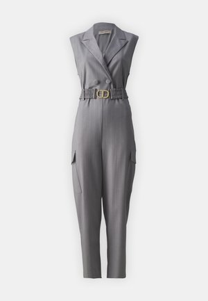 Jumpsuit sans manches gris avec une taille ceinturée, présentant un devant à double boutonnage, des rayures verticales et des poches latérales de style cargo.