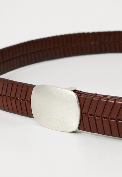 Brun lærbelte med vertikal ribbet tekstur og en rektangulær sølvfarget metallspenne. Minimalistisk design og glatt finish på spennen.