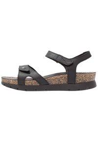 Svart lær sandal med justerbare stropper, en korkkledd kile såle og en teksturert såle for komfort.