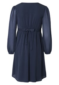 Navyblaues Kleid mit langen, transparenten Ärmeln, einer taillierten Taille mit einer Schleife und einem fließenden A-Linien-Rock. Glatte Textur und schlichtes Design.