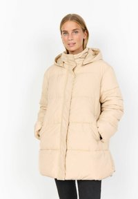 Chaqueta de plumas beige con capucha, con un diseño acolchado, cremallera frontal y bolsillos. Material suave y liso con un ajuste relajado.