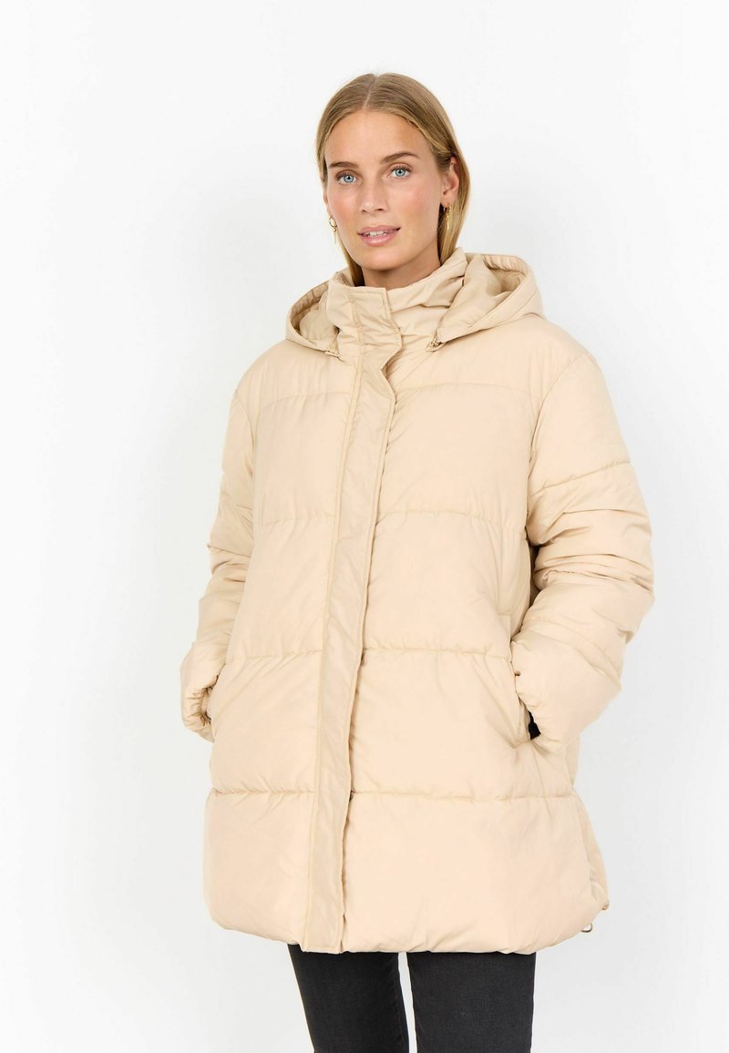 Chaqueta de plumas beige con capucha, con un diseño acolchado, cremallera frontal y bolsillos. Material suave y liso con un ajuste relajado.